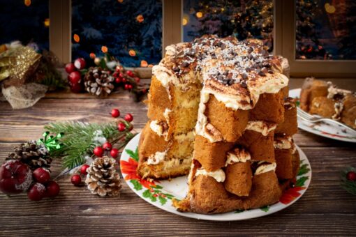 Pandoro con panna a forma di albero di Natale
