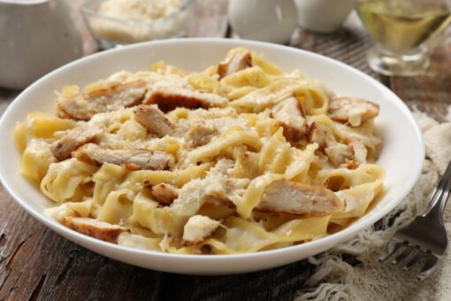 Fettuccine con fegatini e prosciutto