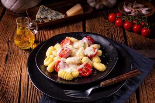 Pasta con salsa di gorgonzola e pomodorini