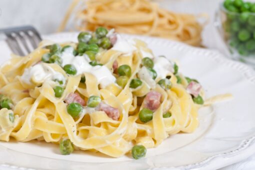 Tagliatelle con crema di prosciutto e piselli