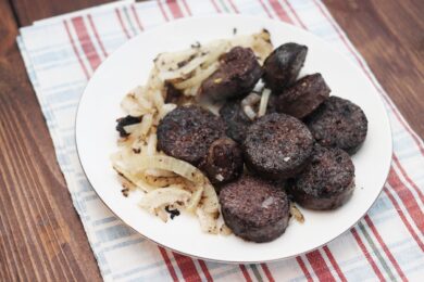 Sangue di maiale con le cipolle