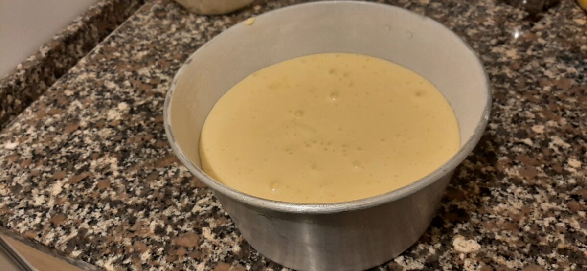 contenitore imburrato con impasto
