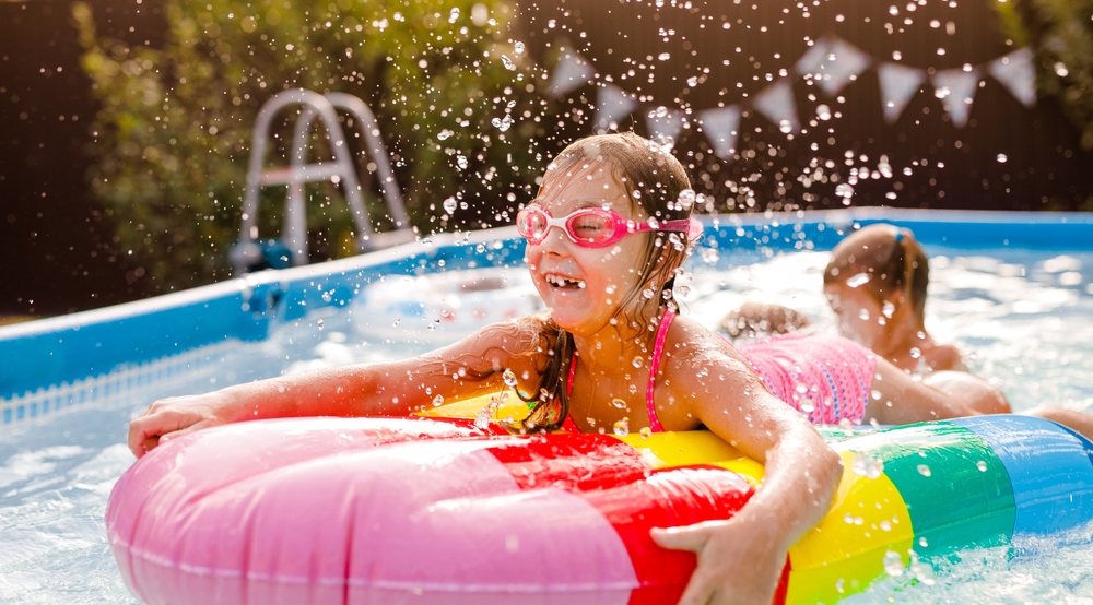 piscina gonfiabile – shutterstock piscina gonfiabile – shutterstock