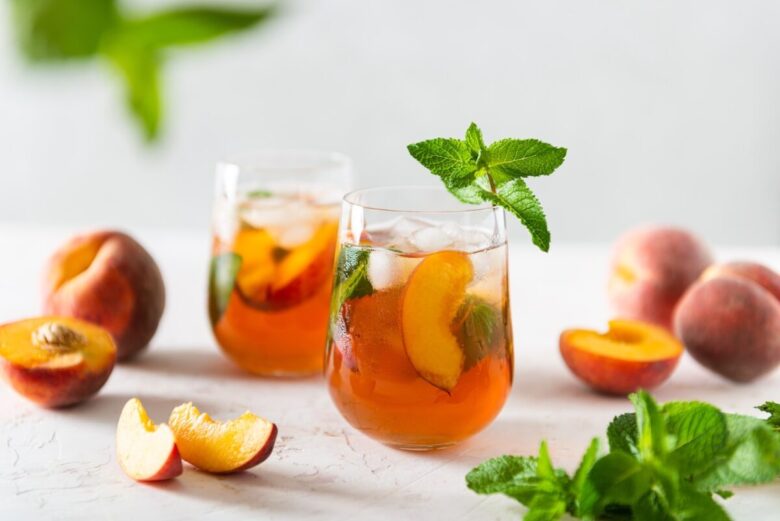 Fresh,Peach,Iced,Tea.,Iced,Tea,With,Peach,Slices,,Mint