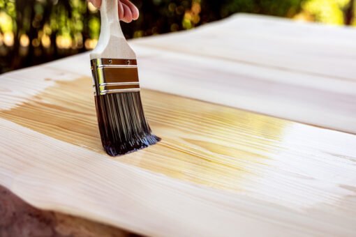 Proteggere il legno all’esterno: come scegliere impregnanti e finiture