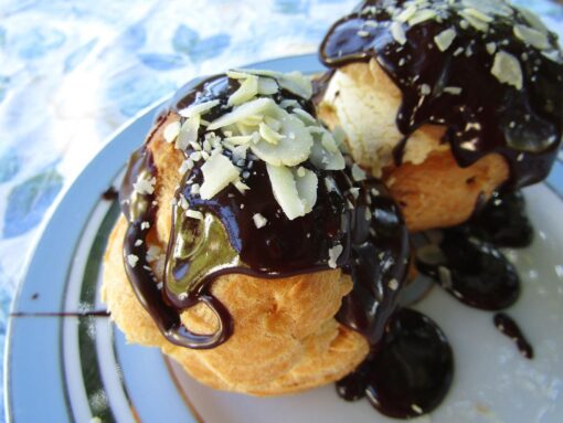 Profiteroles alla panna con cioccolato