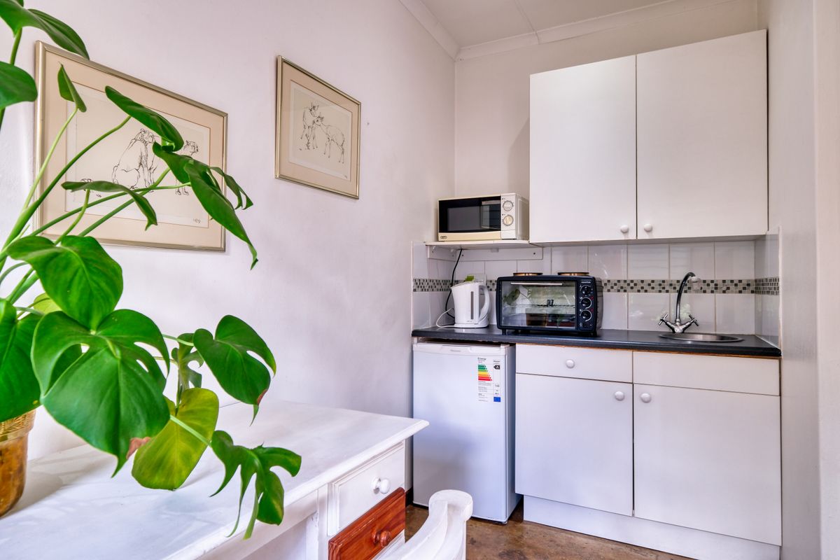 Cucinino moderno e compatto con elettrodomestici Cucinino moderno e compatto con elettrodomestici