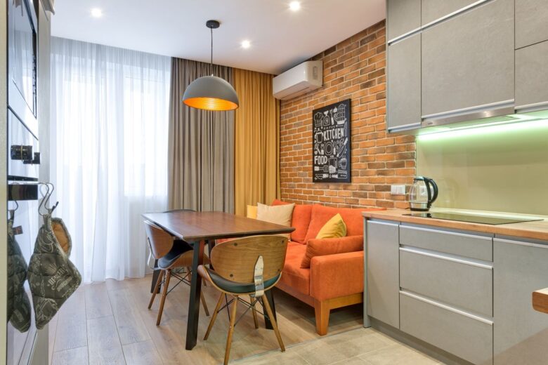 Cucina moderna con parete di mattoni