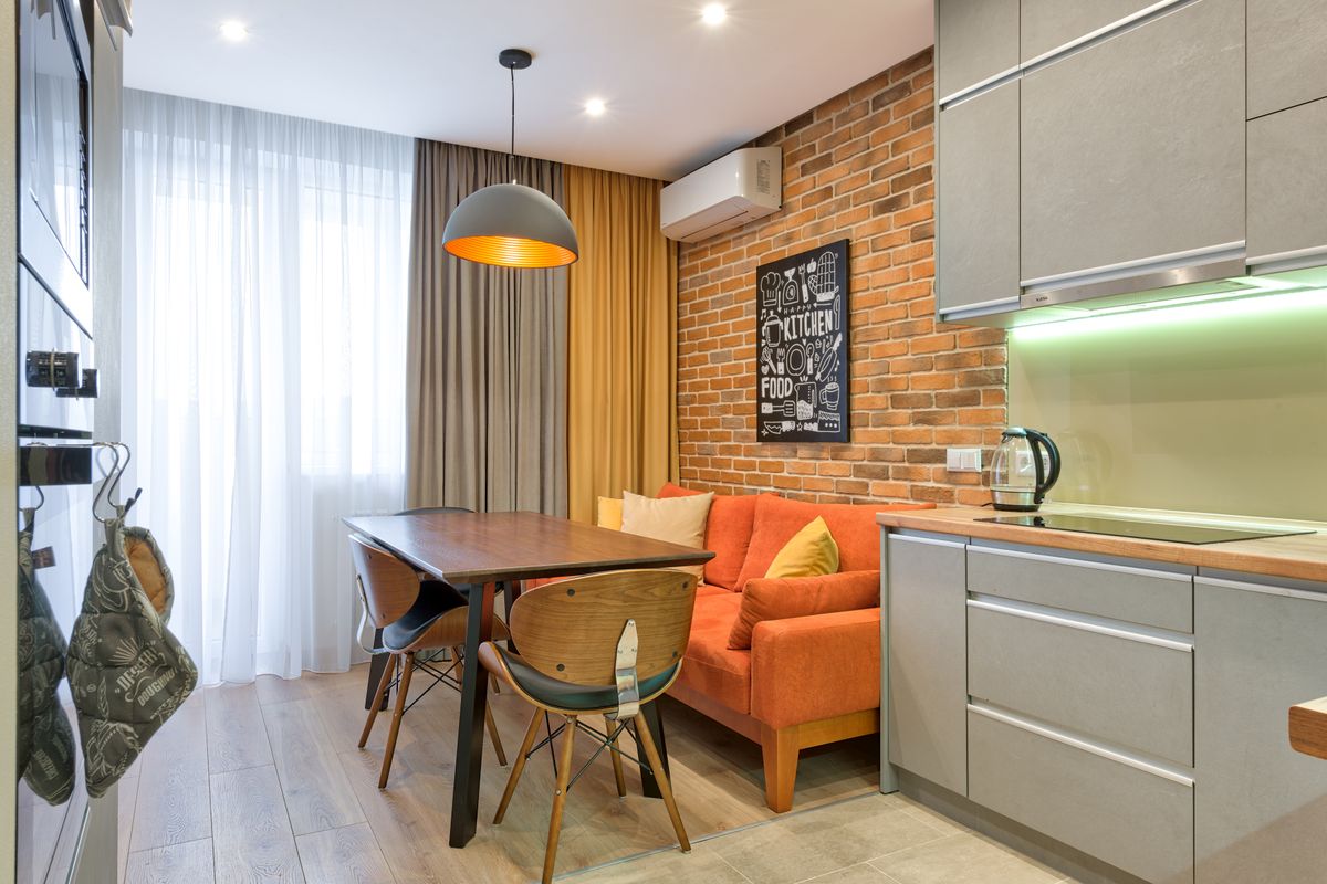 Cucina moderna con parete di mattoni Cucina moderna con parete di mattoni