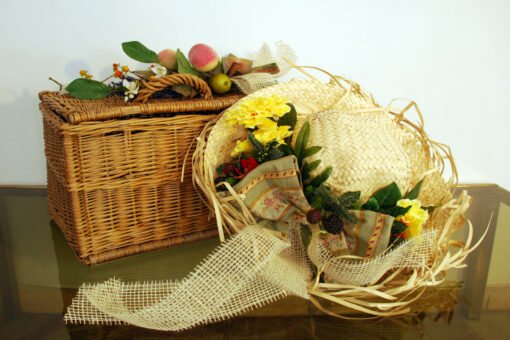 Cesto di paglia con fiori