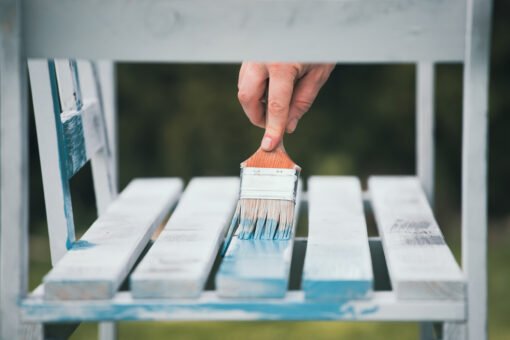 Smalti all’acqua per legno: come sceglierli e come usarli