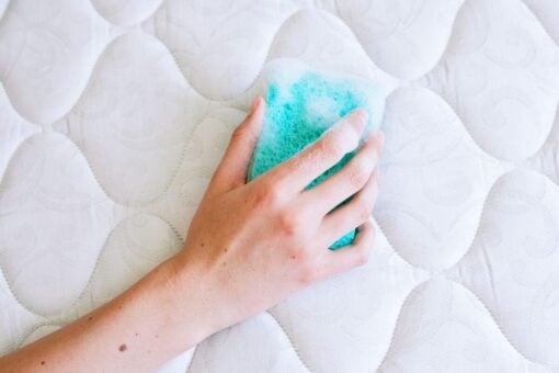 Come togliere le macchie dal materasso: il trucco infallibile
