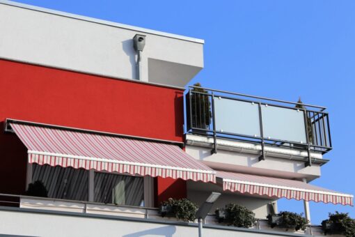 Tende da sole in condominio, serve l’autorizzazione?
