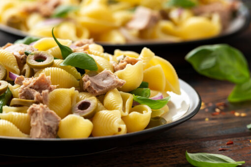 Pasta fredda con tonno fagioli e cipolle