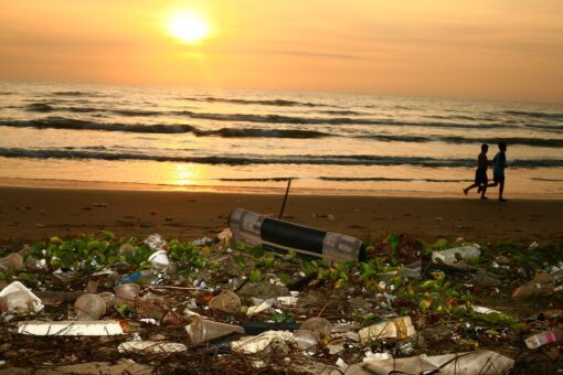 Clima e inquinamento da plastica: un nuovo studio ne spiega la correlazione
