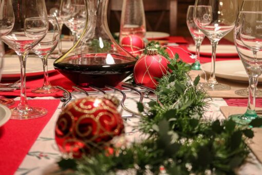 Come piegare i tovaglioli per Natale a forma di fiocco