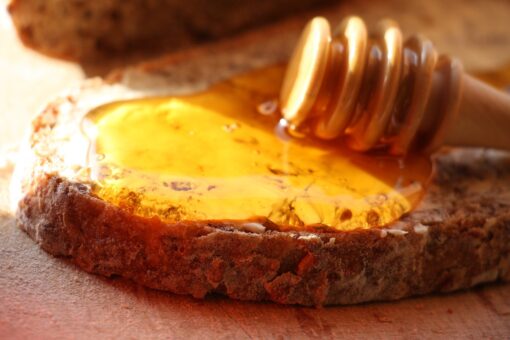 Il delizioso miele è l’ingrediente del dolce di questo weekend