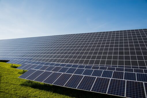 Pioggia nel deserto prodotta da pannelli solari: l’ambizioso progetto