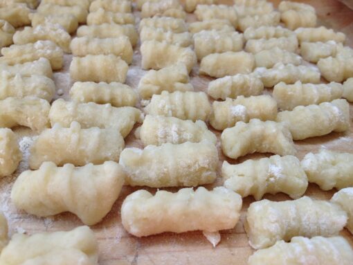 Prepariamo gli gnocchi per il menù del weekend: 3 ricette gustose