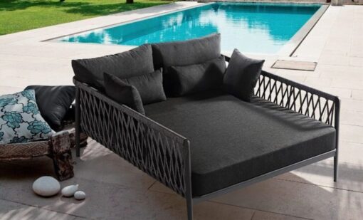 Uniko, 3 letti outdoor da sogno: stile e forme originali