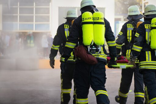 Incendio a Caivano: in fiamme una fabbrica di prodotti chimici, allarme diossina