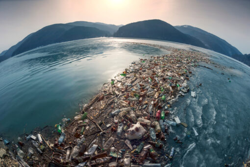 Satelliti per identificare le isole di plastica nel Mediterraneo