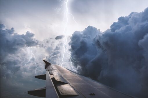Volare sarà più pericoloso? Il clima cambia il nostro cielo