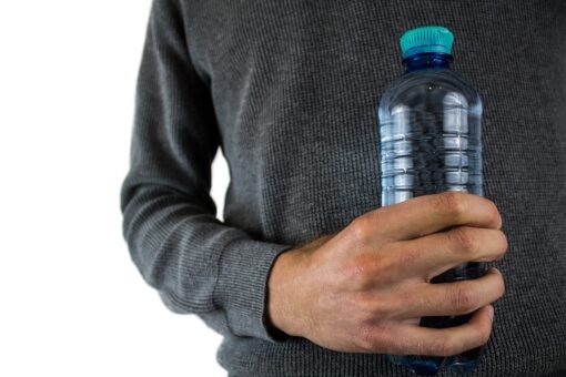 Basta bottiglie di plastica, meglio l’acqua del rubinetto