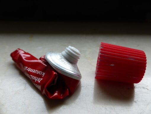 Hong Kong insegna come riutilizzare i tubetti dei dentifrici