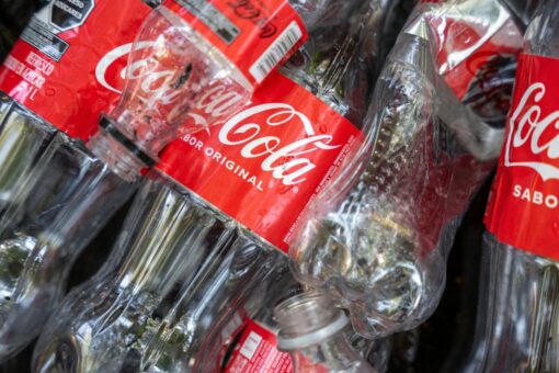 Coca Cola sotto accusa: ritirati gli obiettivi di riciclo