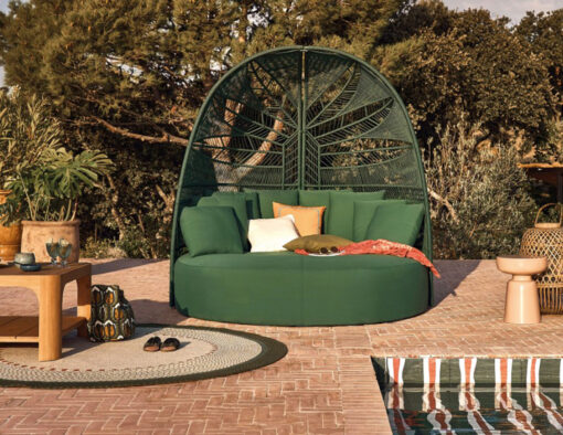 Lettini prendisole Maisons du Monde per giardini di classe