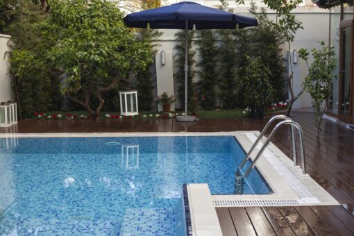 Video – Piscina interrata: i permessi per costruirla nel proprio giardino
