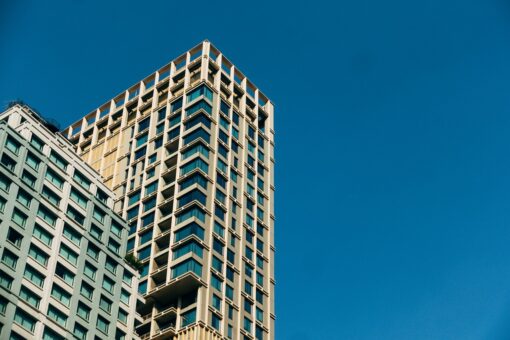 Abiti all’ultimo piano? Scopri se puoi costruire con la sopraelevazione