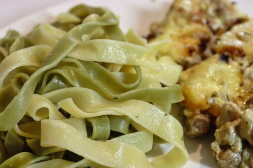 Tagliatelle paglia e fieno mediterranee
