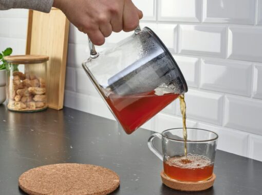Combatti il freddo con una tazza di tè caldo: le soluzioni IKEA che scaldano l’inverno