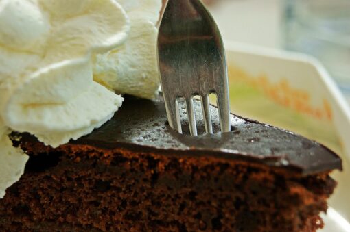 Torta al cioccolato con amaretti e pere
