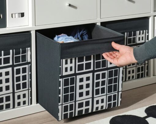 Piccoli, geniali, irresistibili: gli accessori salvaspazio IKEA per una libreria ordinata