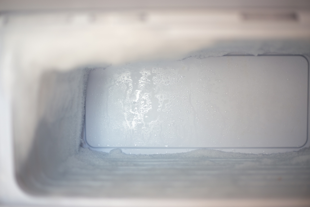 Sbrinare il freezer prima delle vacanze è una di quelle cose che fanno davvero la differenza