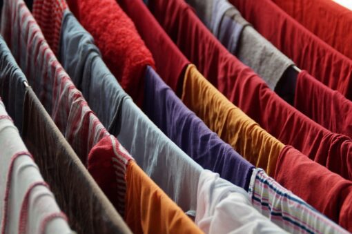 Come togliere ogni tipo di macchia dai vestiti e tessuti