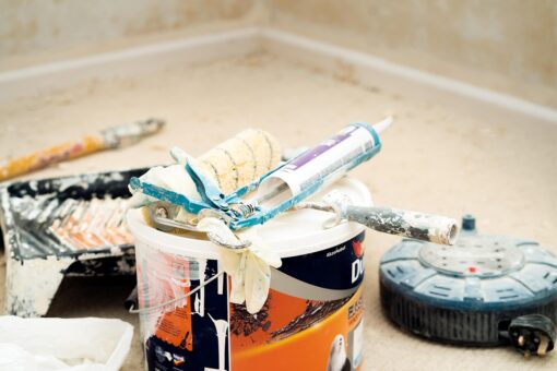Come fare a togliere le macchie di vernice dal pavimento: i rimedi migliori