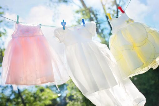 Come togliere le macchie di frutta dai vestiti: utili rimedi della nonna