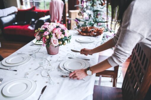Apparecchiare la tavola per un pranzo in giardino: idee