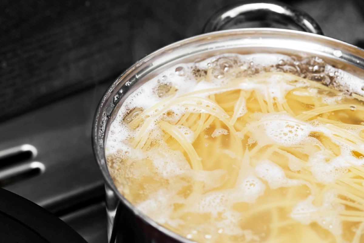 Non buttarla subito: l’acqua della pasta ha usi che ti sorprenderanno