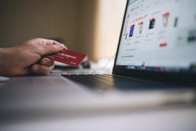 Ultra-fast fashion: la Francia dice basta con una legge storica