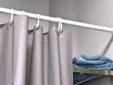 La tenda della doccia non è da buttare: questi rimedi naturali le danno una seconda vita