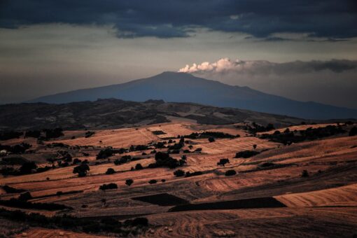 L’Etna torna a far parlare di sé: cosa c’è davvero dietro le eruzioni di queste settimane