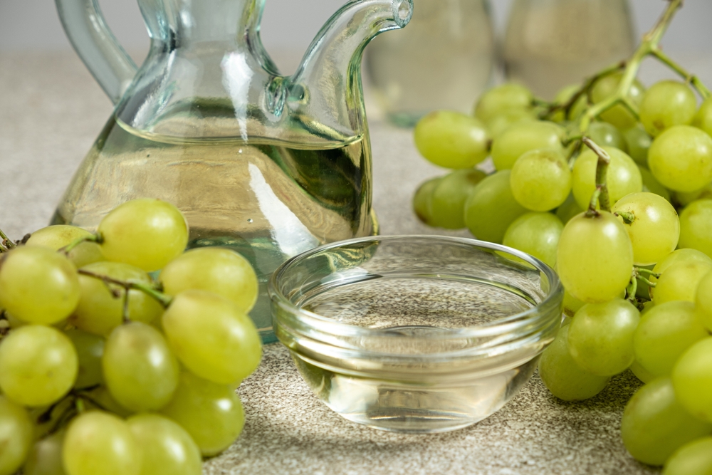 Wine,White,Natural,Vinegar,In,Gravy,Bowl. Wine,White,Natural,Vinegar,In,Gravy,Bowl.