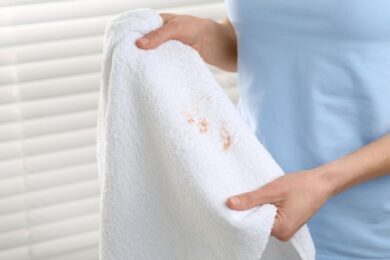 Asciugamano macchiato di trucco? Non cercare di rimediare subito con la lavatrice