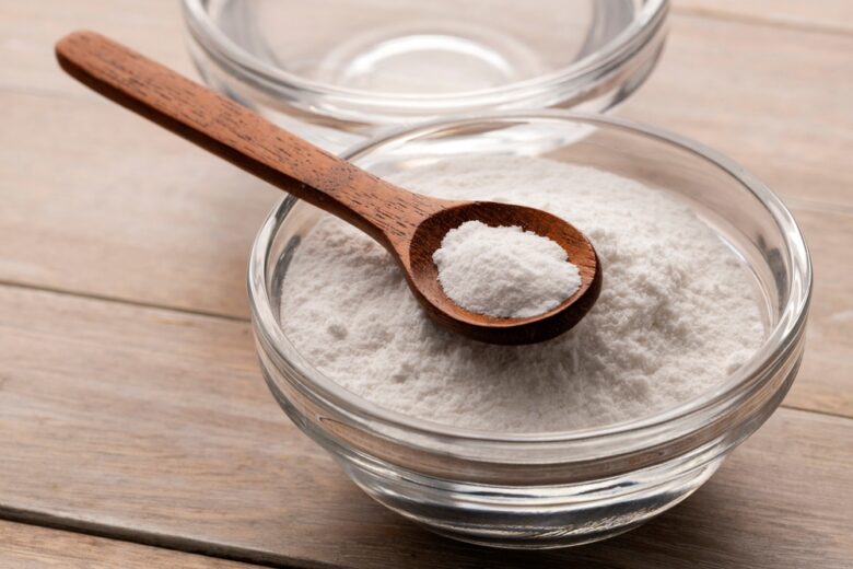 Baking,Soda,Powder,In,A,Spoon,And,Bowl,With,Mineral