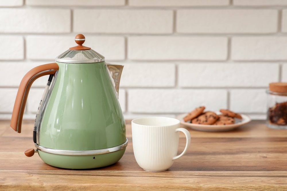 Modern,Green,Electric,Kettle,And,Cup,On,Counter,In,Kitchen Modern,Green,Electric,Kettle,And,Cup,On,Counter,In,Kitchen